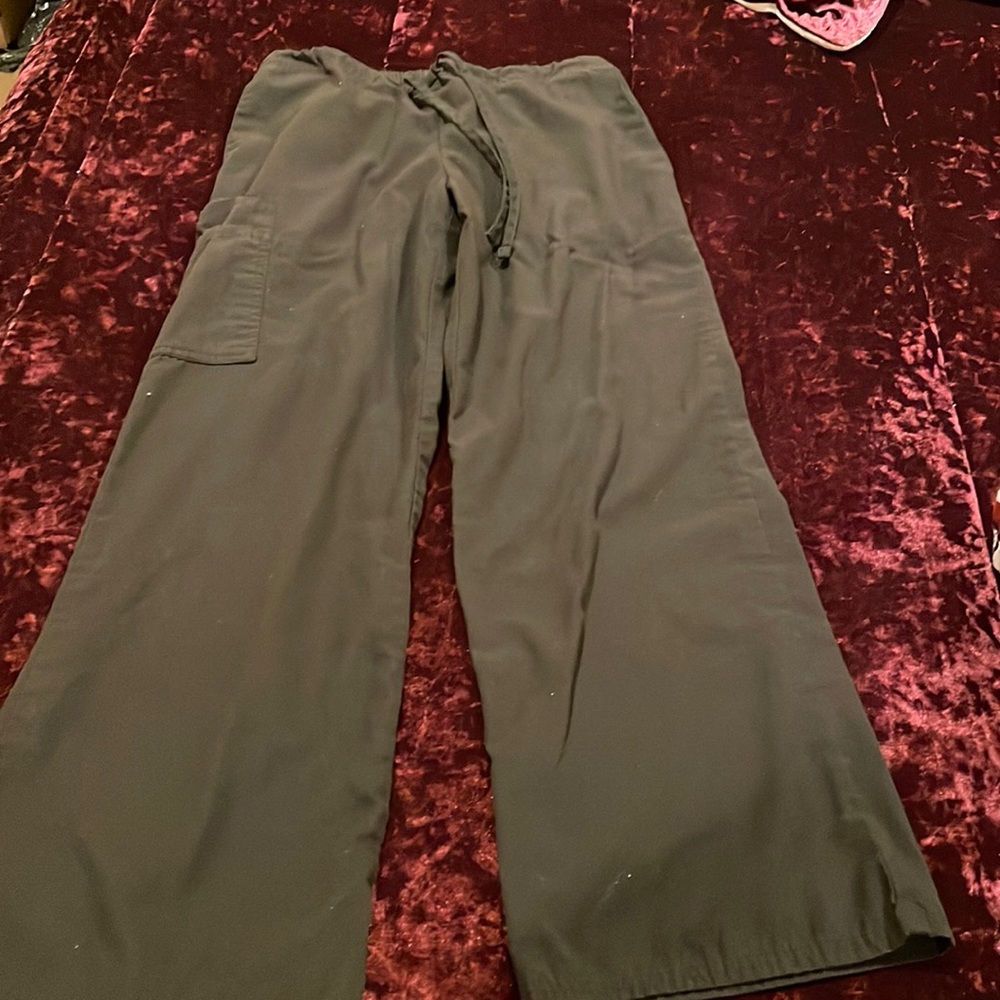 XS petite scrub pants, well loved and from a smoke free home! ✨😘make an offer!